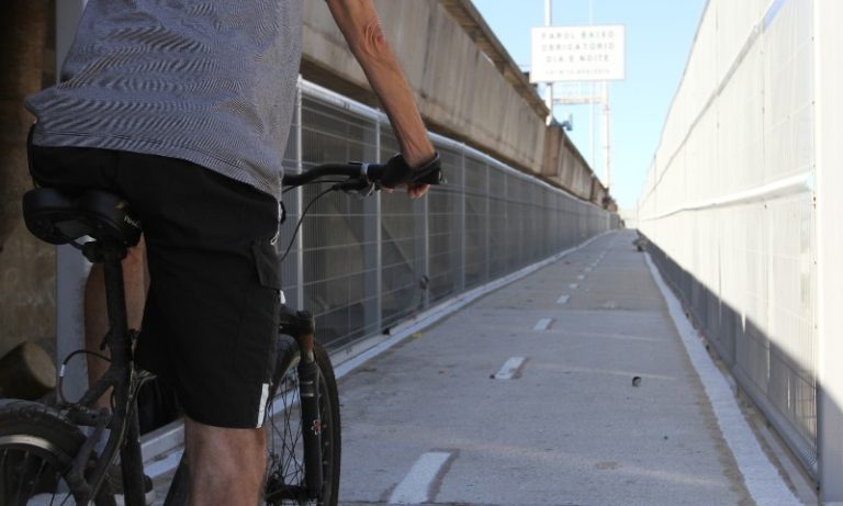 Carro bate em barreira da Terceira Ponte e derruba poste na Ciclovia da Vida