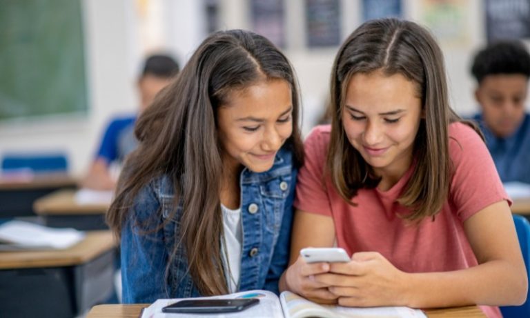 Impacto negativo do celular nas escolas é evidente, diz ex-diretor da OpenAI