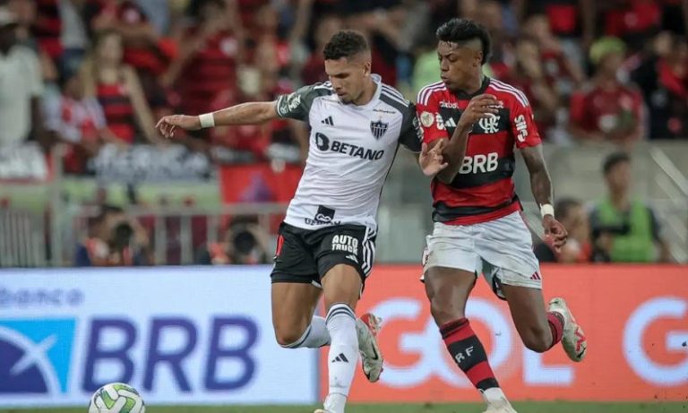 Líder do Brasileiro, Flamengo enfrenta Atlético-MG no Mineirão