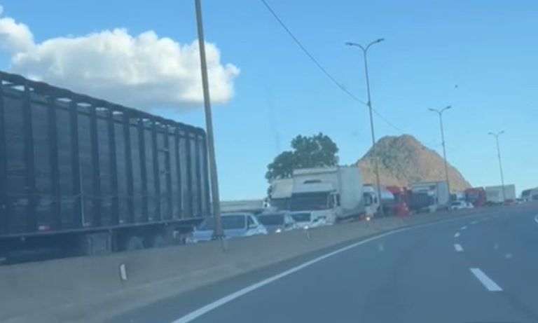 Mais de 12 km de congestionamento na BR-101 no Norte do ES