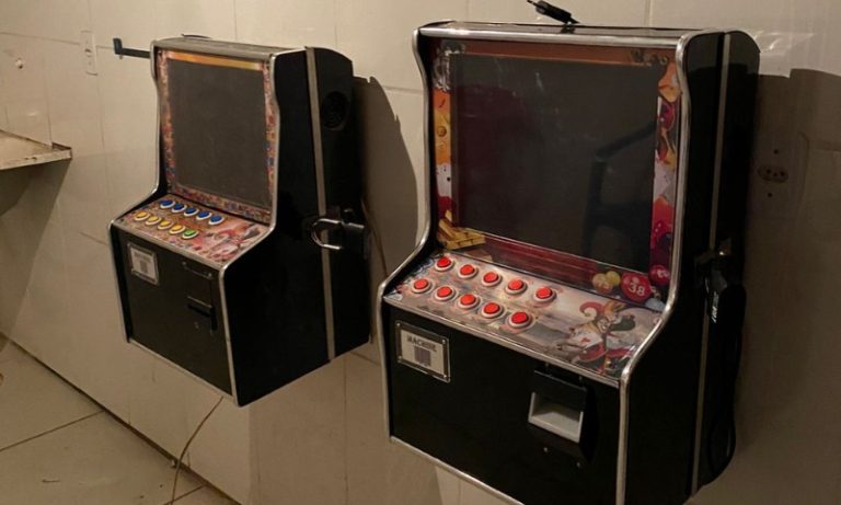 Máquinas caça-níquel são apreendidas dentro de bar em Viana