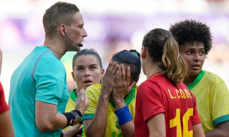 Marta é expulsa, Brasil perde da Espanha e ‘seca’ rivais para avançar no futebol
