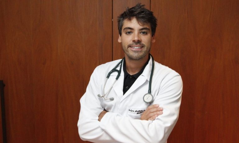 Médico do ES salva a vida de passageiro em voo: “Foram 5h30 cuidando dele”