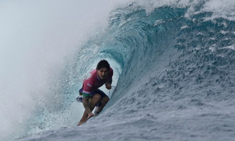 Medina dá show e despacha algoz de Tóquio para ir às quartas no surfe olímpico