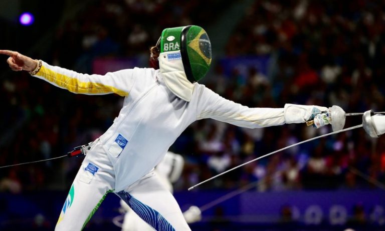 Nathalie Moellhausen passa mal na esgrima, volta a competir, mas é eliminada