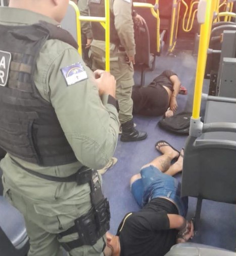 No Centro do Recife, adolescente tenta assaltar ônibus e é baleado por passageiro
