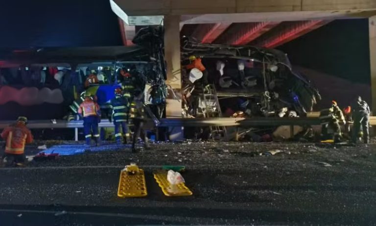 Ônibus bate em pilar de viaduto, mata 10 pessoas e deixa outras 42 feridas em SP