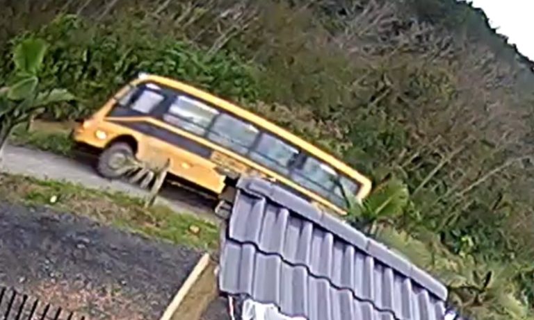 Ônibus escolar com 26 crianças cai em rio em Santa Catarina