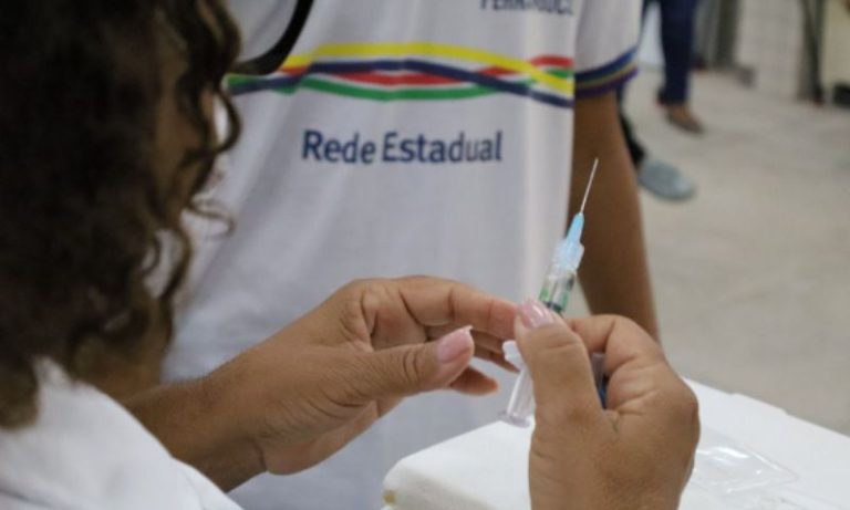Pernambuco garante vacinação em escolas: lei cria campanha para ampliar cobertura