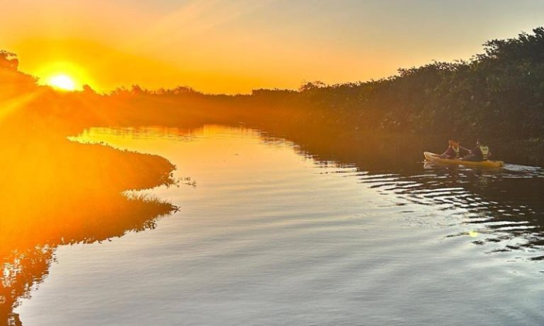 Pés na areia e ecoturismo em Itaúnas