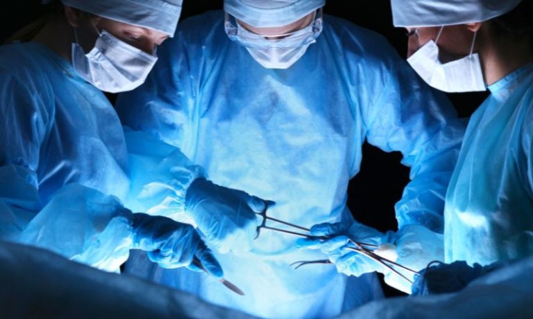Pesquisadores implantam primeiro coração totalmente artificial em paciente nos EUA