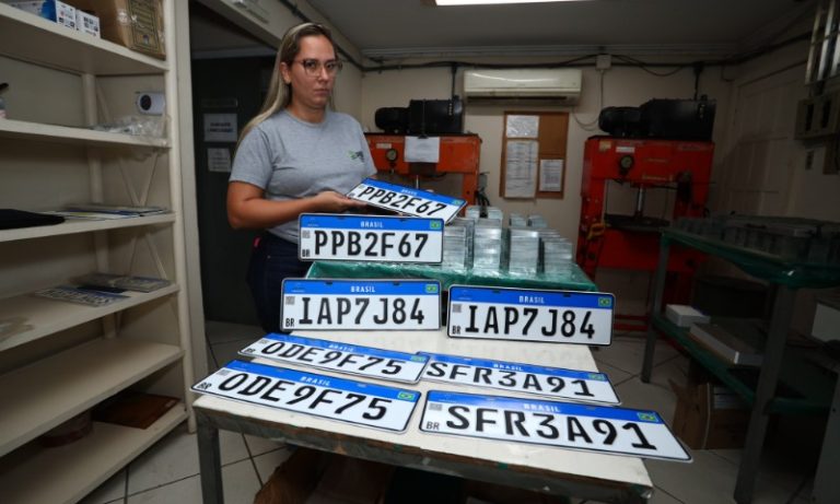 Placas de carro com nome de cidade e estado podem voltar