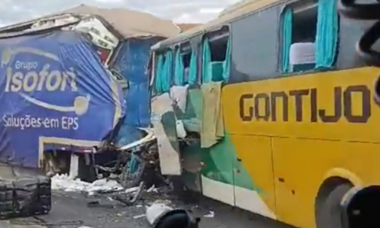 Quatro pessoas morrem e 32 ficam feridas após batida entre carreta e ônibus em MG