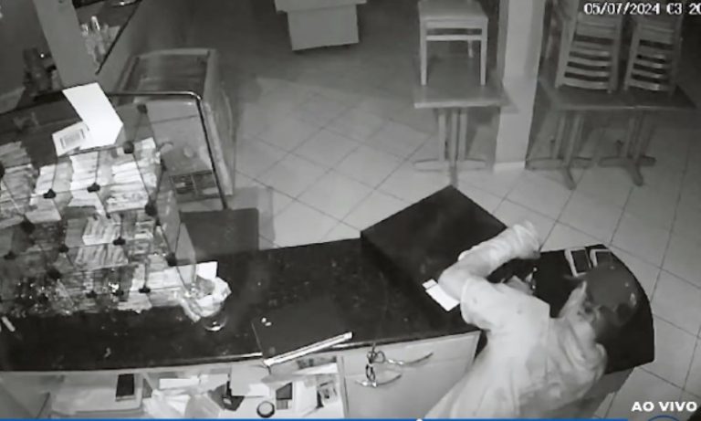 Restaurante é invadido pelo teto e dona tem prejuízo de R$ 6 mil em Vila Velha