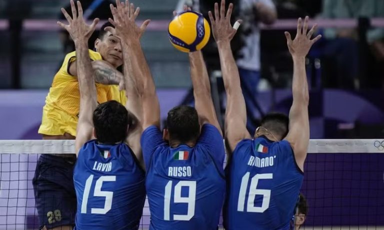 Seleção masculina de vôlei perde da Itália em estreia na Olimpíada de Paris-2024