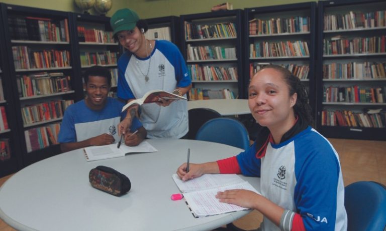 Supletivo para conseguir diploma do ensino médio em um ano e meio