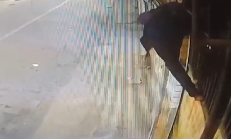 Suspeito invade oficina por fresta de portão em Cariacica