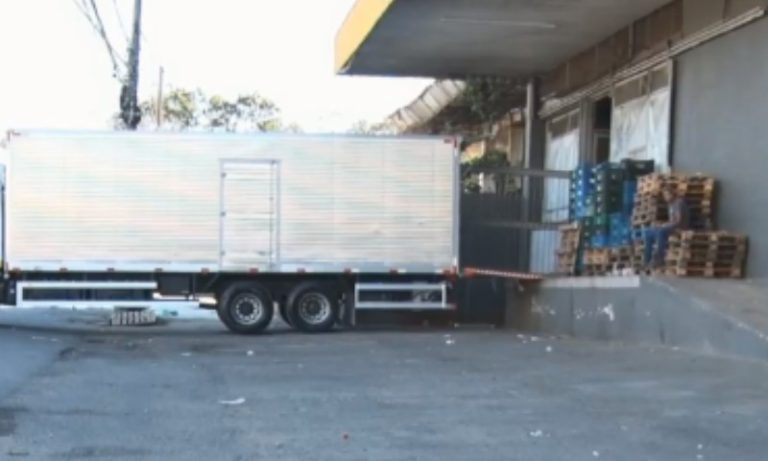 Suspeito mata homem a facadas em estacionamento de supermercado e se entrega no ES