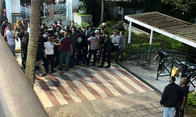 Torcedores invadem sede do Fluminense em protesto contra lanterna no Brasileirão