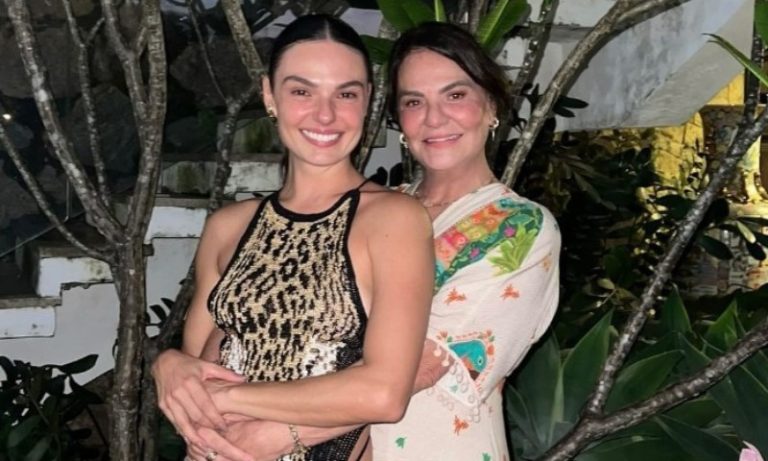 Tratando câncer, mãe de Isis Valverde mostra cabelo raspado