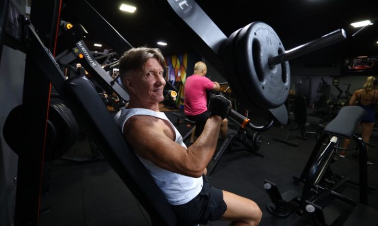 Treino intenso de musculação preserva força em idosos