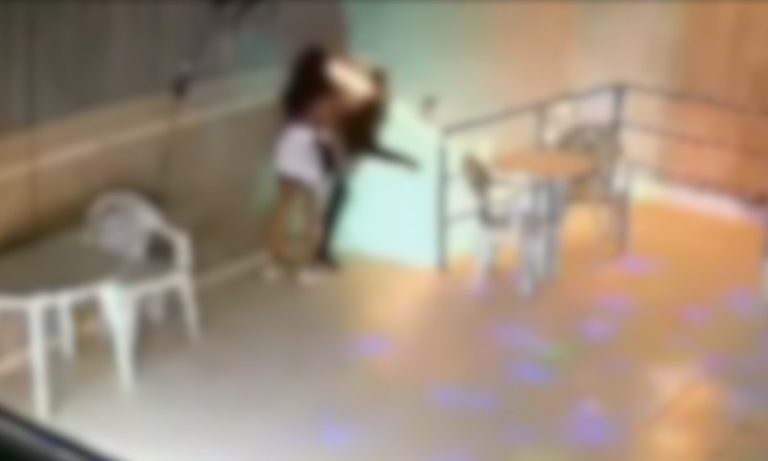 VÍDEO | Homem cai de escada e morre em boate no ES