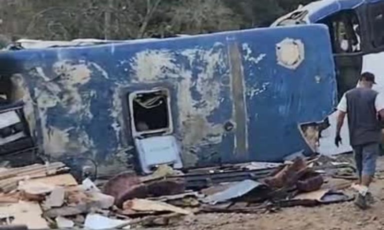 VÍDEO | Ônibus fica destruído após ser atingido por trem ao voltar de Guarapari