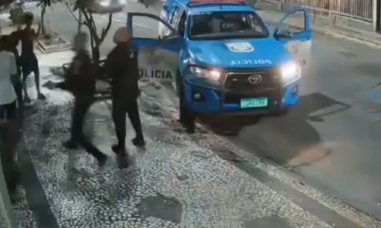 VÍDEO | PMs apontam armas para adolescentes negros filhos de embaixadores no Rio