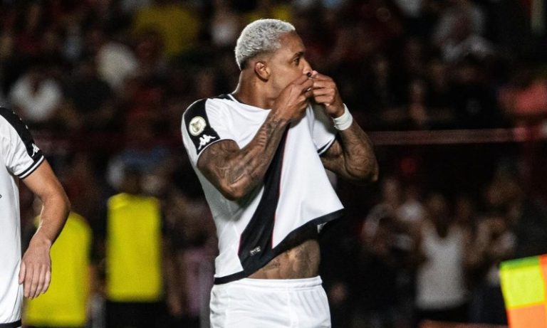 Vasco supera o Atlético-GO e vence quatro seguidas no Brasileirão após 12 anos