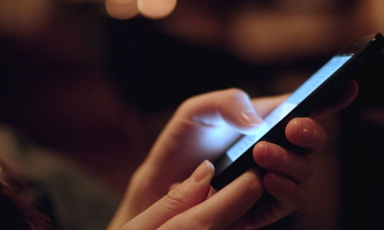 Tribunal condena professor por enviar conto erótico à aluna pelo WhatsApp