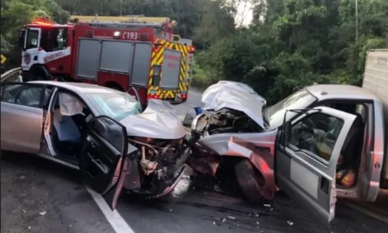 Acidente entre caminhão e carro deixa uma pessoa presa às ferragens na BR-262 no ES