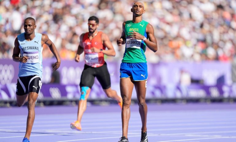 Alison dos Santos tira o pé, mas avança nos 400m com barreiras em Paris