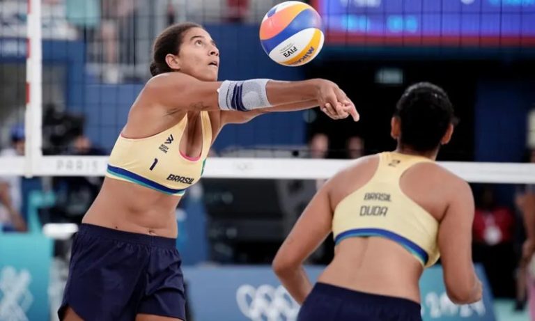 Ana Patrícia e Duda mantêm embalo e avançam às quartas no vôlei de praia
