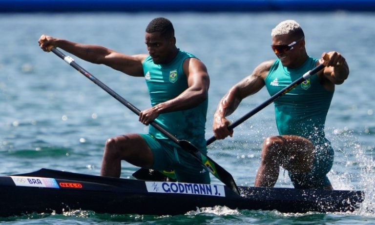 Após vacilo, Isaquias e Jacky avançam à semifinal do C2 500m na Olimpíada de Paris