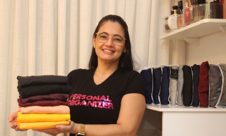 Aprenda a dobrar roupas para organizar o armário