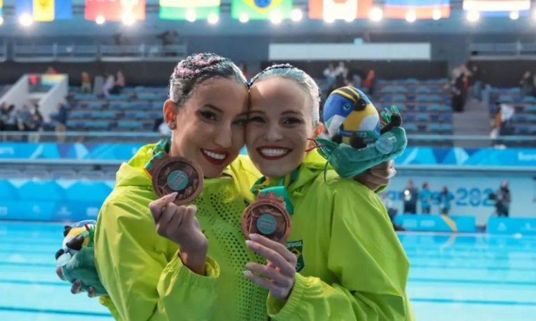 Atleta de nado sincronizado aponta machismo na Cazé TV