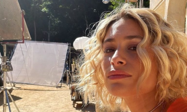 Atriz de ‘Rancho Fundo’ posta foto rara com pais famosos. Veja