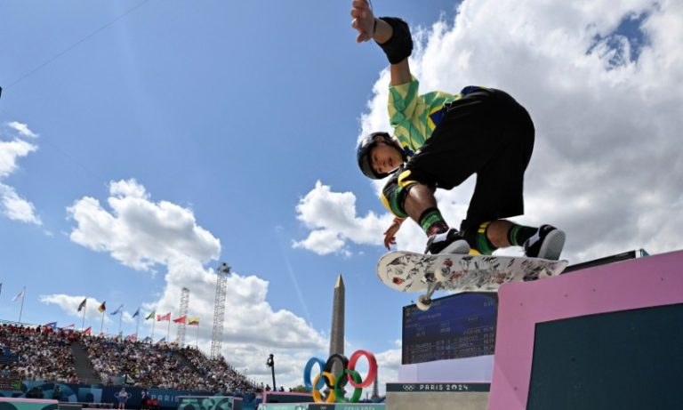 Augusto Akio supera pressão, faz ‘volta perfeita’ e garante bronze no skate
