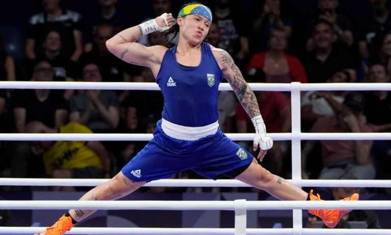 Bia Ferreira é bronze no boxe após nova derrota para algoz de Tóquio