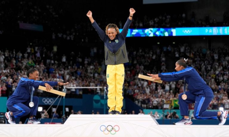 Biles explica ideia de ‘reverência’ a Rebeca que gerou foto icônica nas Olimpíadas