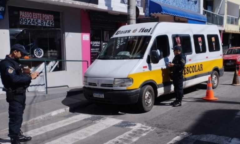 Blitz autua transporte escolar irregular e retira de circulação dois veículos