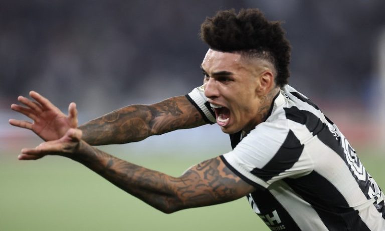 Botafogo derrota o Fortaleza em jogo elétrico e retoma liderança do Brasileiro
