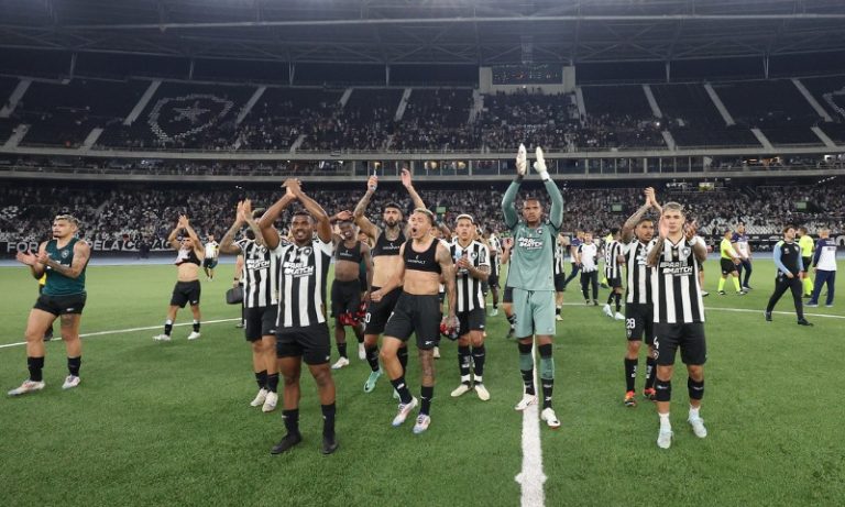 Botafogo domina o Flamengo, goleia o rival e reassume a liderança do Brasileirão