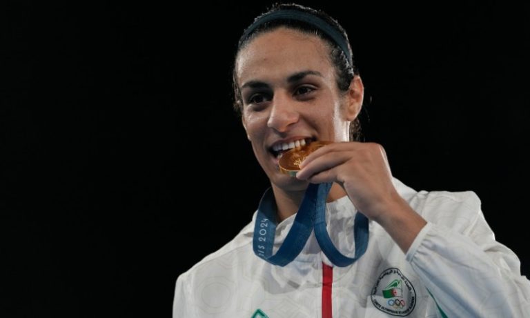 Boxeadora argelina vítima de ataques de gênero ganha medalha de ouro em Paris-2024