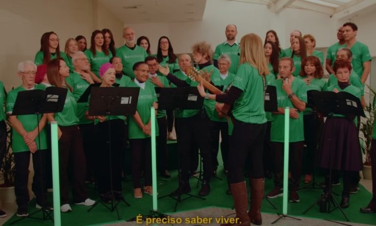 Branco Mello, dos Titãs, grava música da banda com coral de pacientes oncológicos