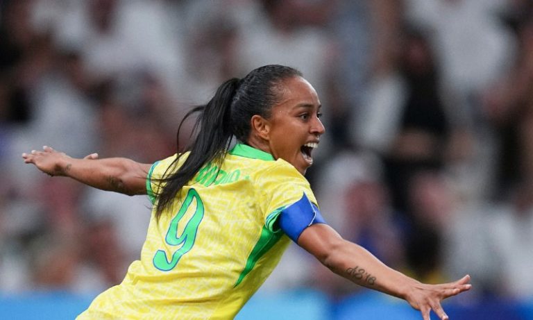 Brasil faz 4 a 2 na Espanha e terá Marta em final olímpica após 16 anos