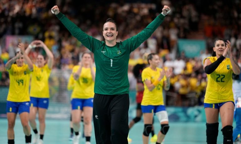 Brasil goleia Angola em ‘decisão’ e volta às quartas de final do handebol feminino