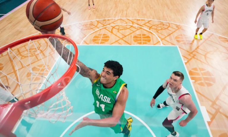 Brasil vence Japão e sonha com vaga nas quartas do basquete