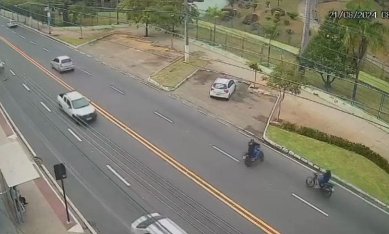 Câmera registra acidente com motos na Avenida Maruípe, em Vitória