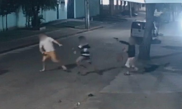 Câmeras flagram assalto à mão armada em rua da Serra